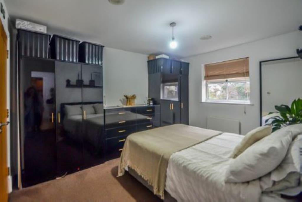 Lot: 86 - TWO BEDROOM FLAT FOR INVESTMENT - Internal vendor provided image of one of the bedrooms